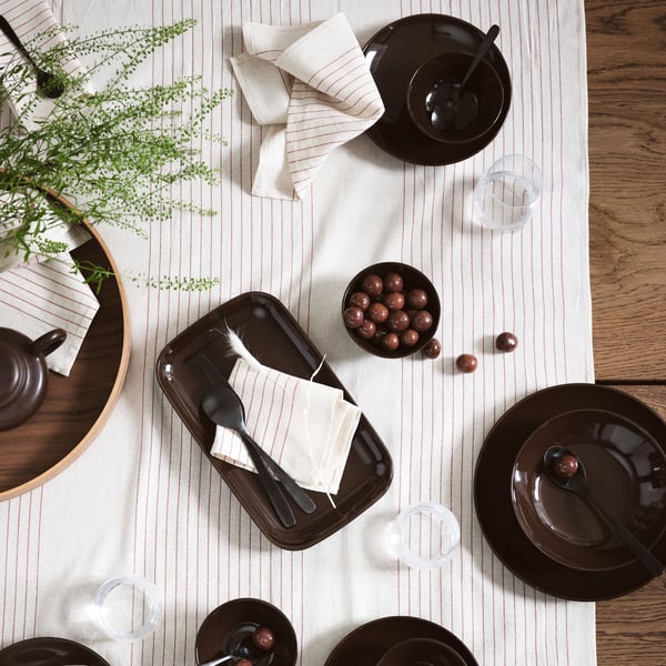 Dunkles Essgeschirr von IKEA auf einer VIPPSTARR Tischdecke