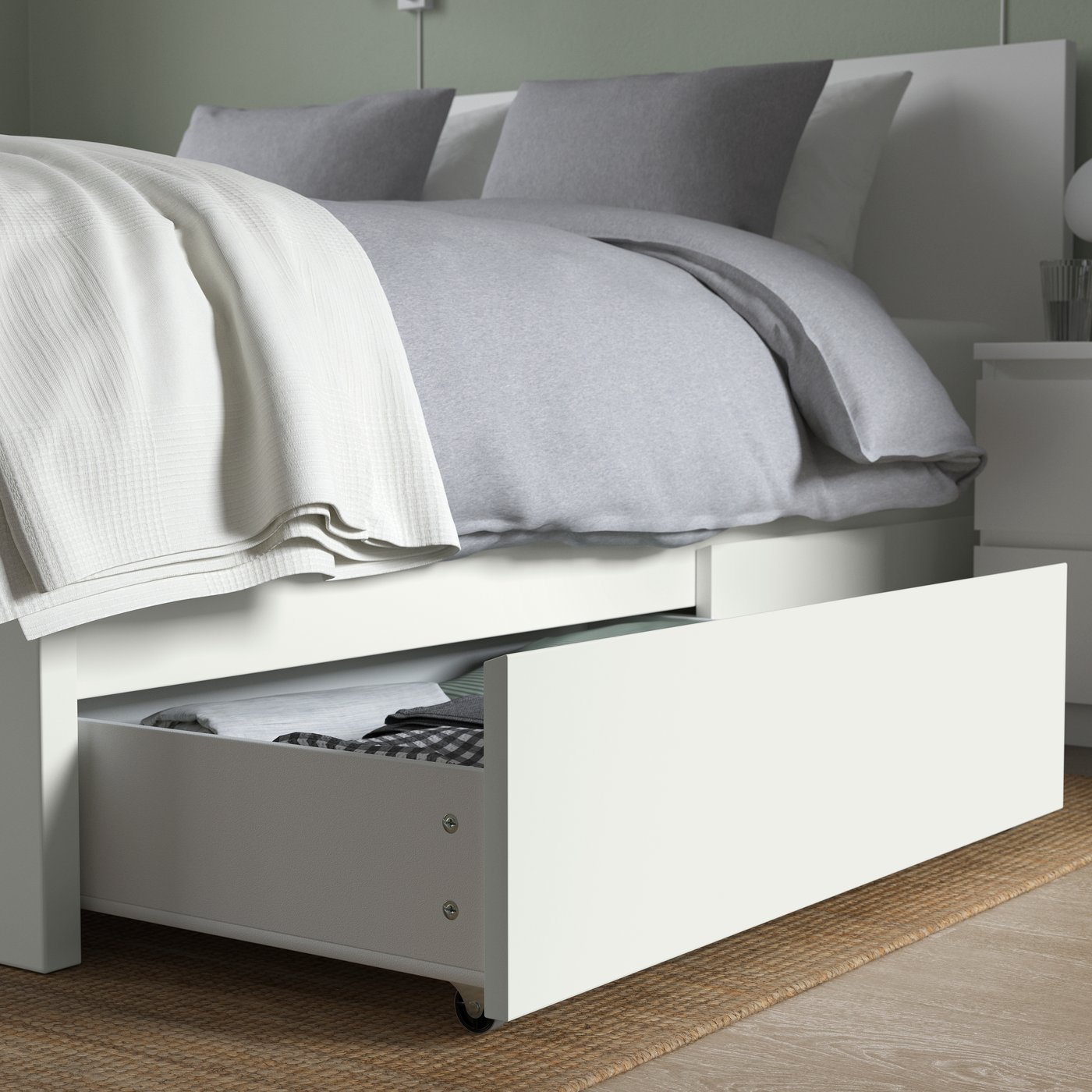 A white INDIRA bedspread in the bedroom