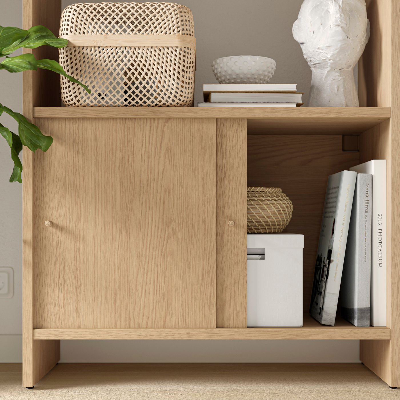 LÅDMAKARE Schrank mit Schiebetüren in Eichenachbildung im Wohnzimmer.