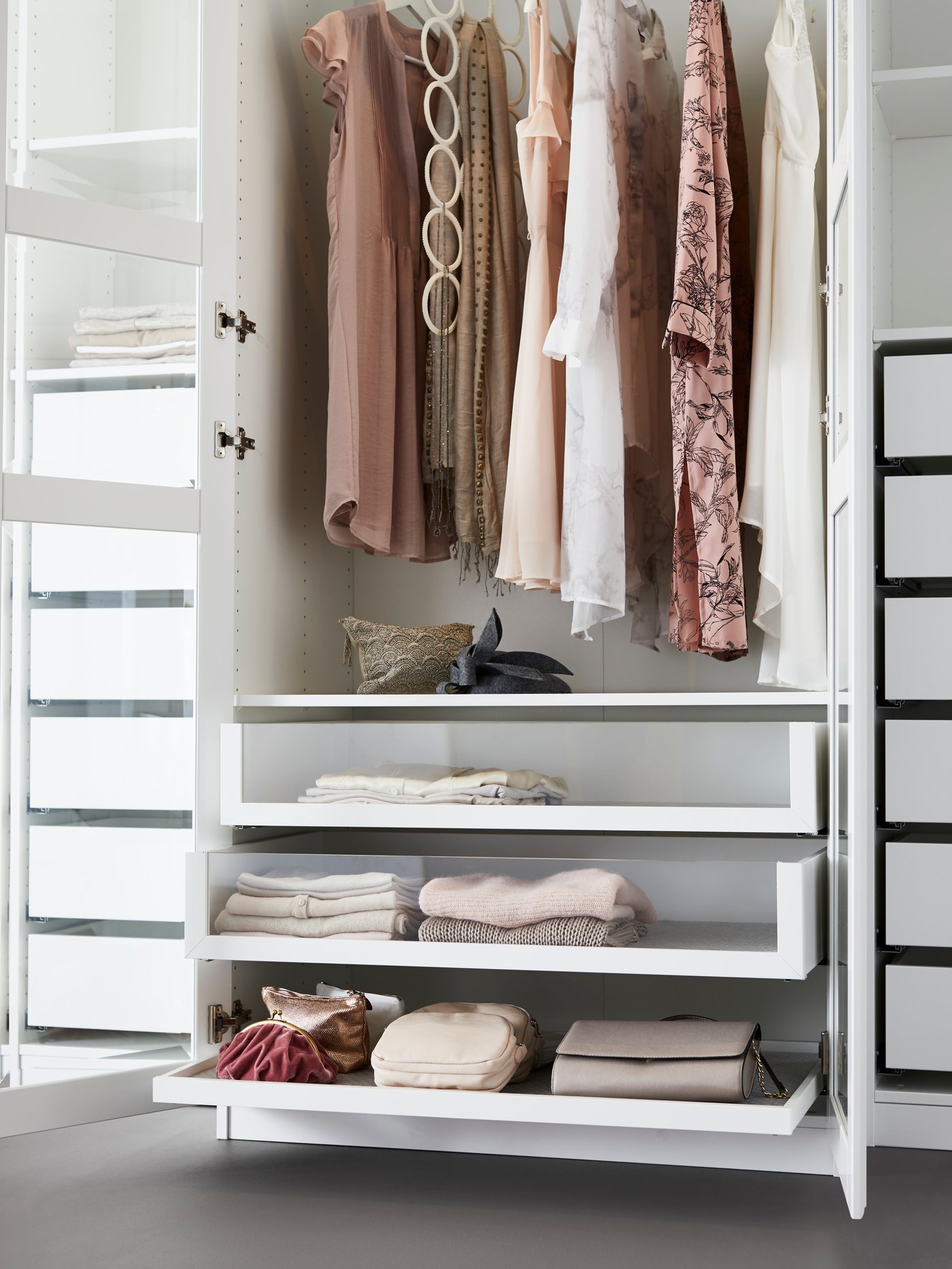 PAX Schrank offen mit Gewand