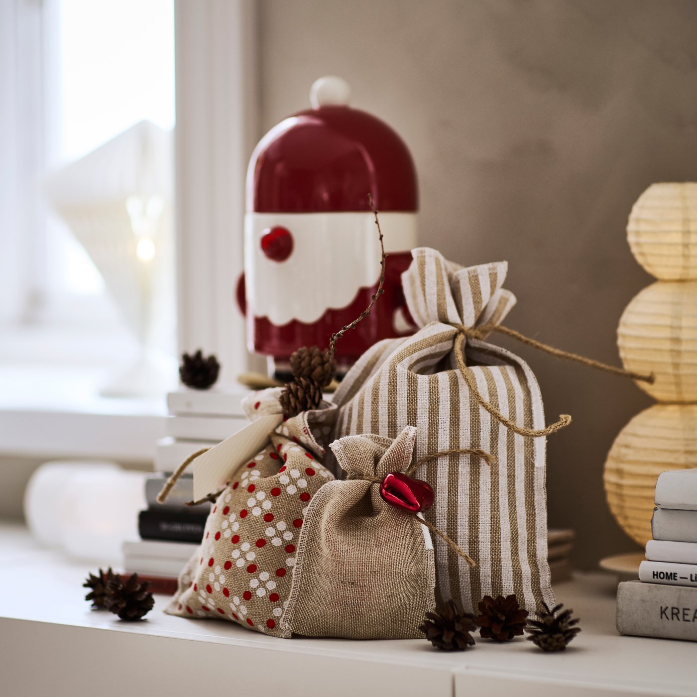 VINTERFINT Geschenktüten 3 Stück nebeneinander dahinter VINTERFINT Weihnachtsdeko.