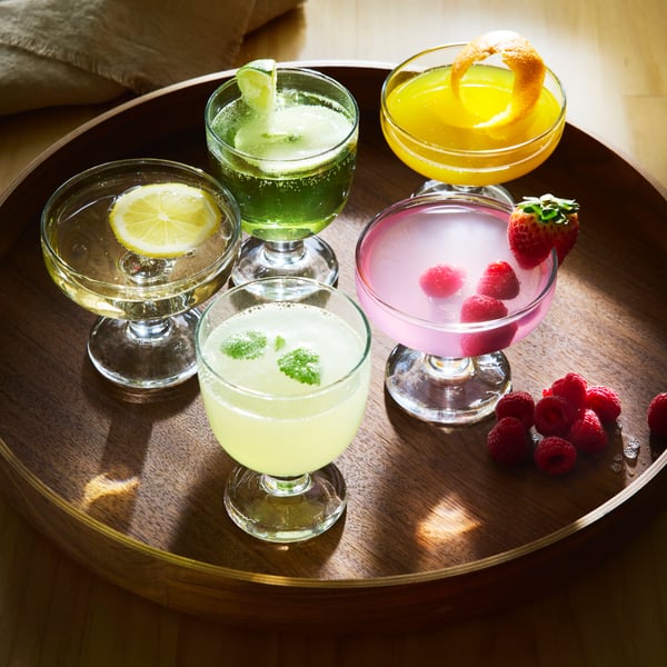 OMBONAD オンボナドのトレイの上に、FRUKTDUVAのゴブレット2個と、様々な飲み物が入ったFRUKTDUVAのシャンパンクープ3個が並んでいます。