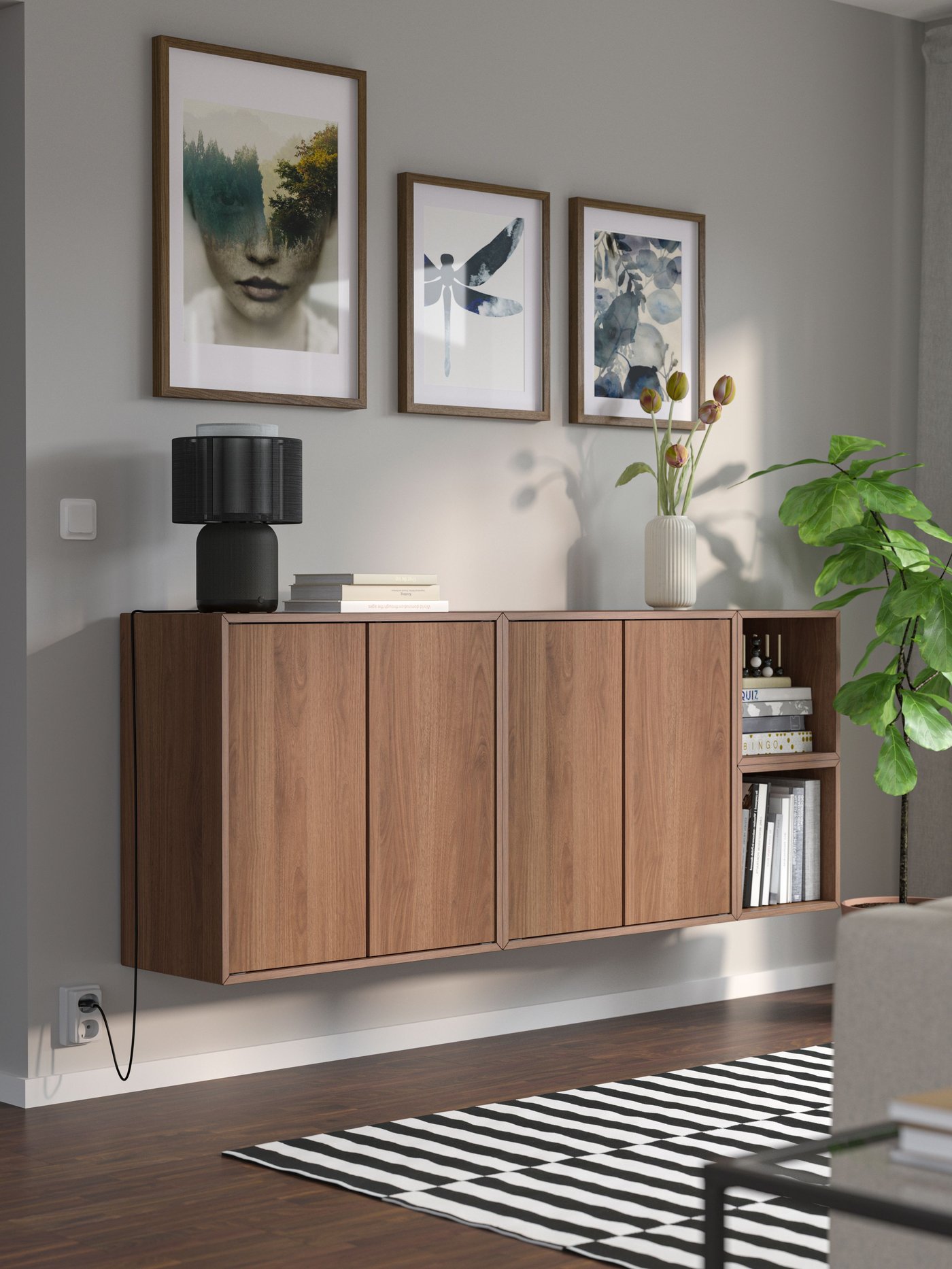 Eine EKET Schrankkombination in Nussbaumoptik im Wohnzimmer.