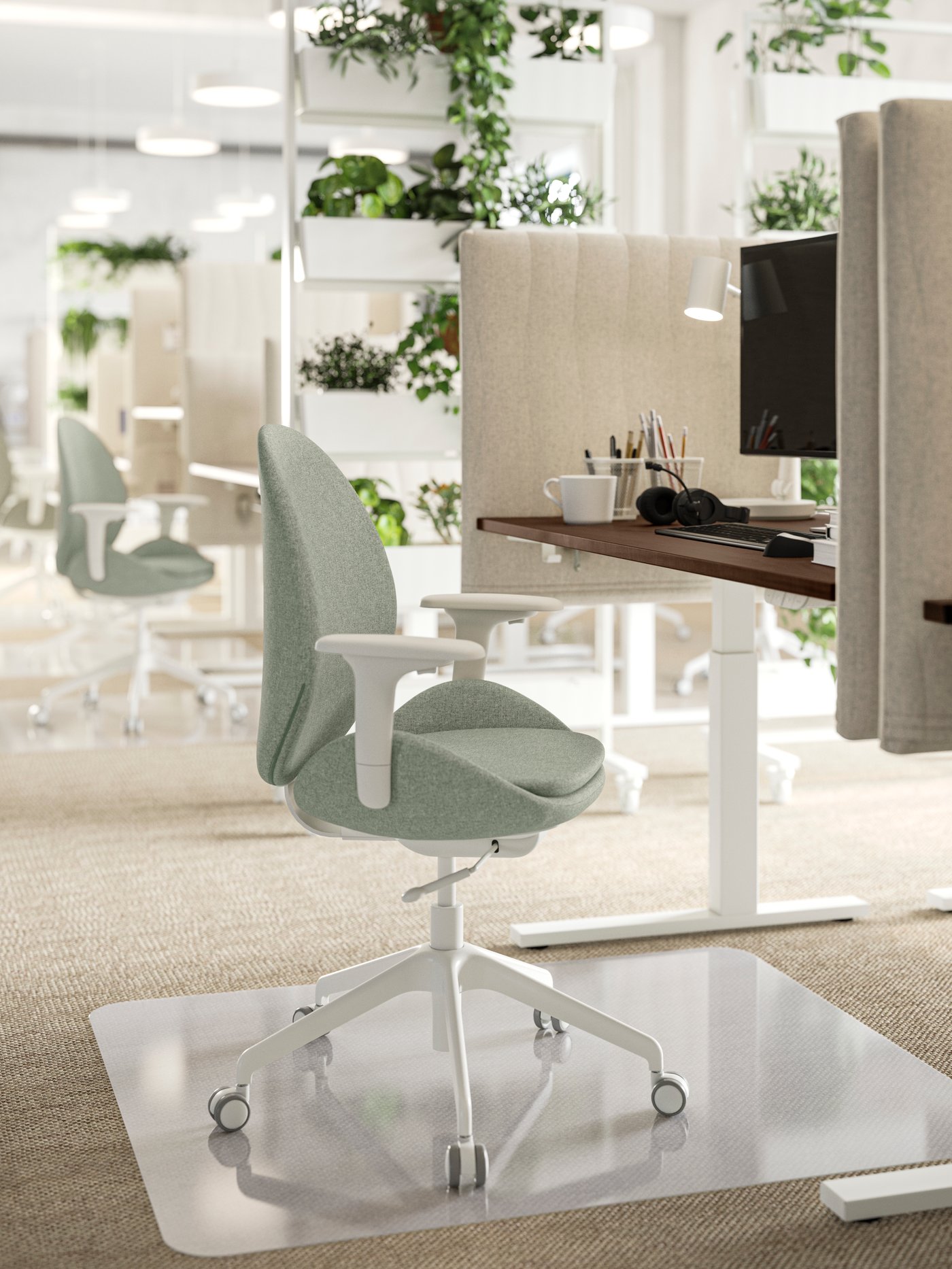 A green GRÖNFJÄLL office chair, a MITTZON desk in walnut veneer/white and MITTZON acoustic screens for desk.
