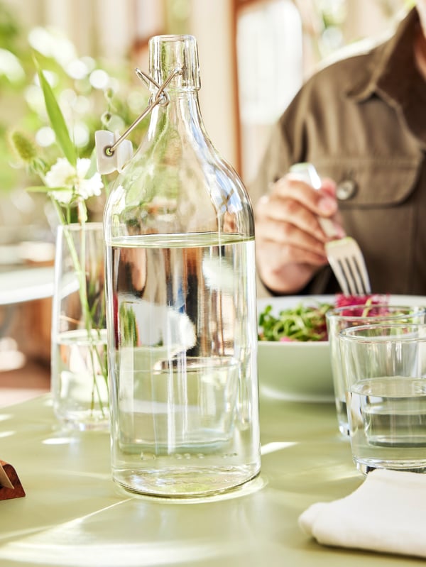 Botella de vidrio con agua KORKEN.