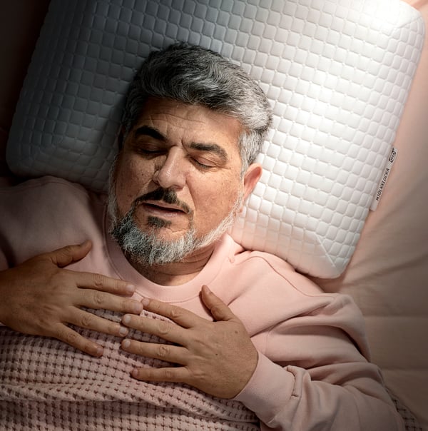 Ein ergonomisches Kissen von MJÖLKKLOCKA, für Seiten- und Rückenschläfer im Schlafzimmer