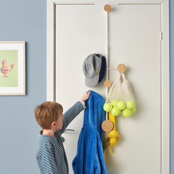 An adjustable BÄRFIS hanger for door in the hallway