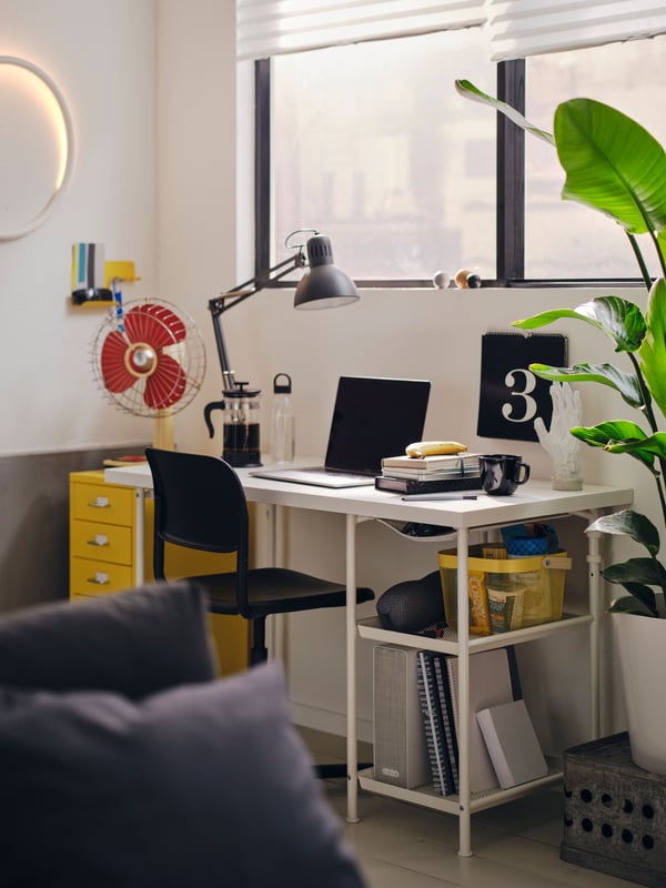 A black SMÄLLEN swivel chair in the home office