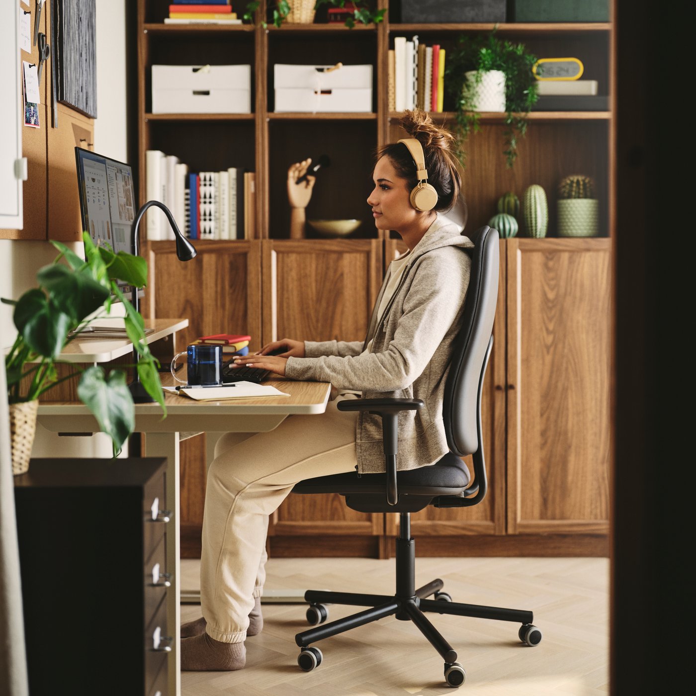Person sitting ergonomically in a SMÖRKULL office chair.