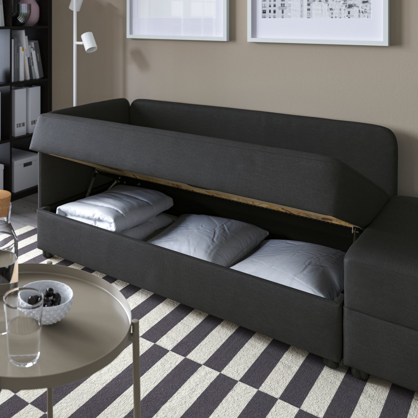 Sofá cama de 2 cuerpos LINDÅKRA con funda Vissle gris oscuro resistente a las manchas. Tiene espacio para almacenar debajo del asiento.