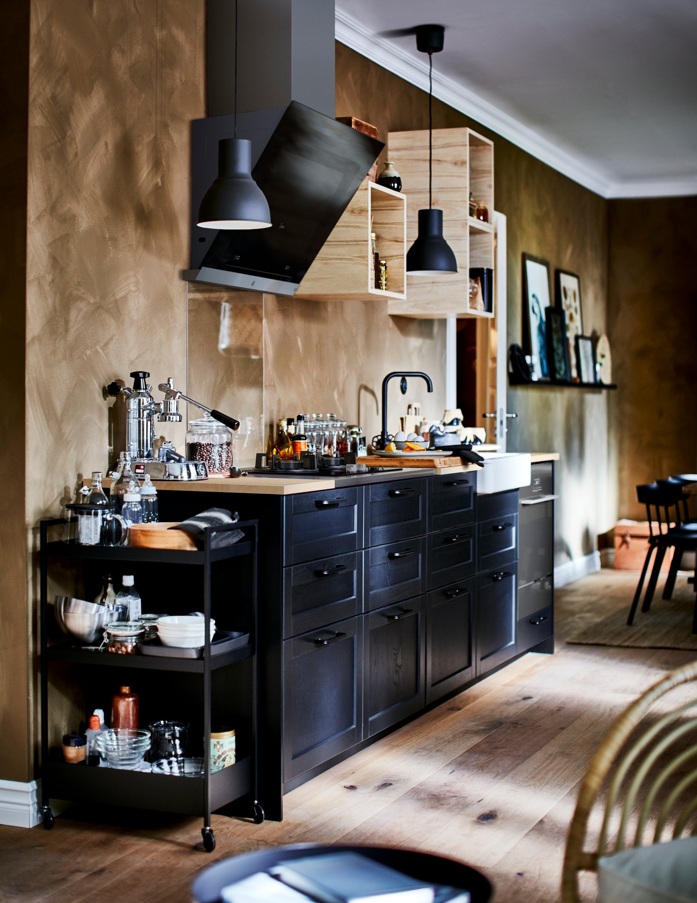 Eine schwarze IKEA Küche im Landhausstil mit MÖLLEKULLA Arbeitsplatte und LERHYTTAN Fronten.
