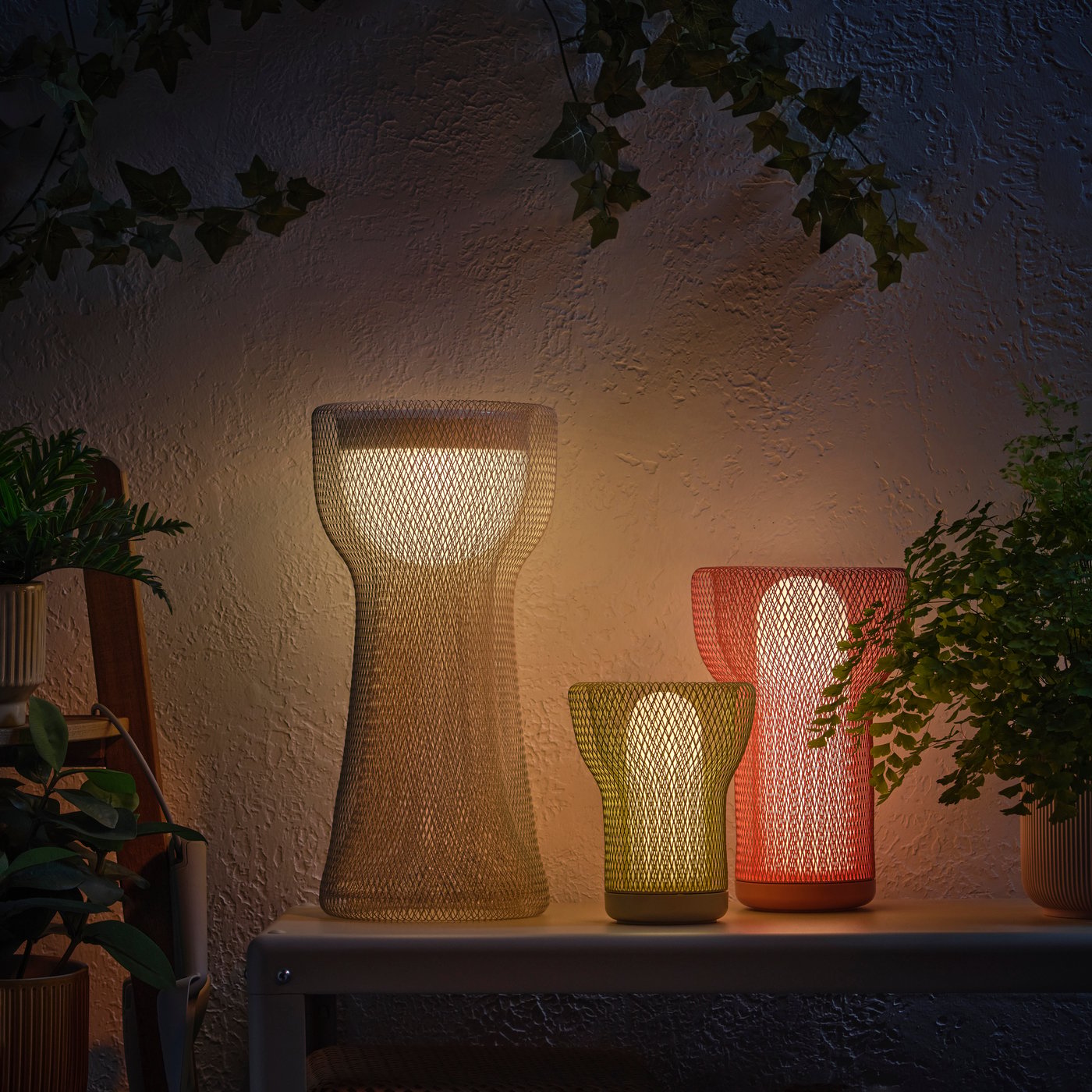 A battery-operated mesh/outdoor pink SOLVINDEN LED decoration lighting