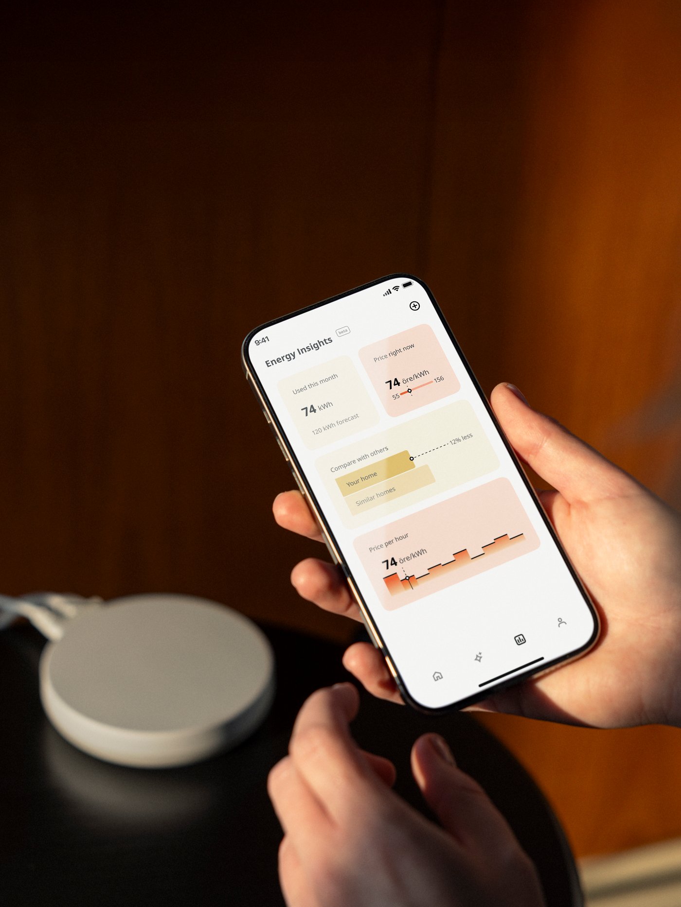 Es ist ein weisser smarter DIRIGERA Hub für smarte Produkte zu sehen.