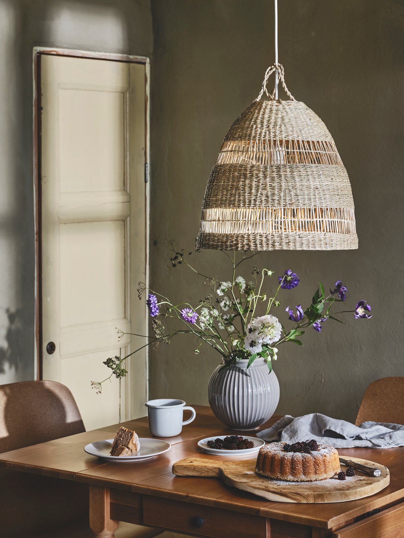 Ein Essbereich im Landhausstil mit Blumen auf dem Tisch.