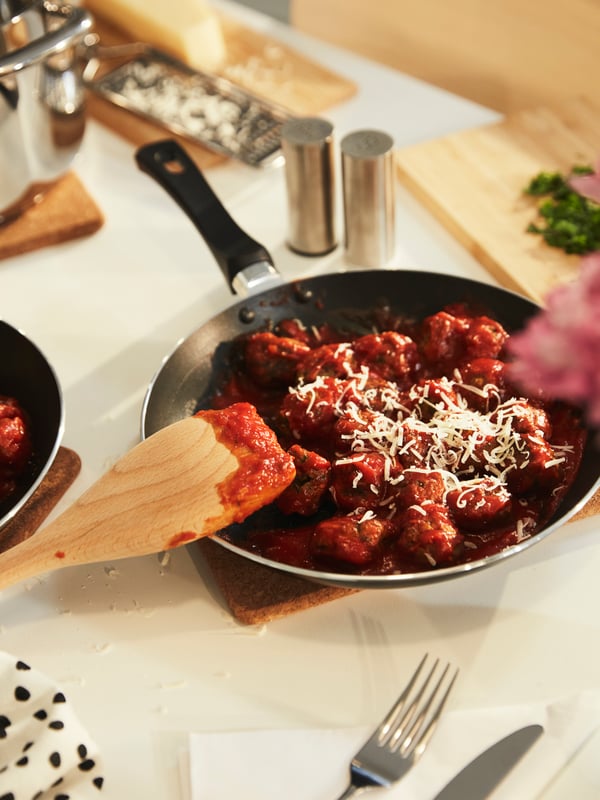 A non-stick coating black TAGGHAJ frying pan