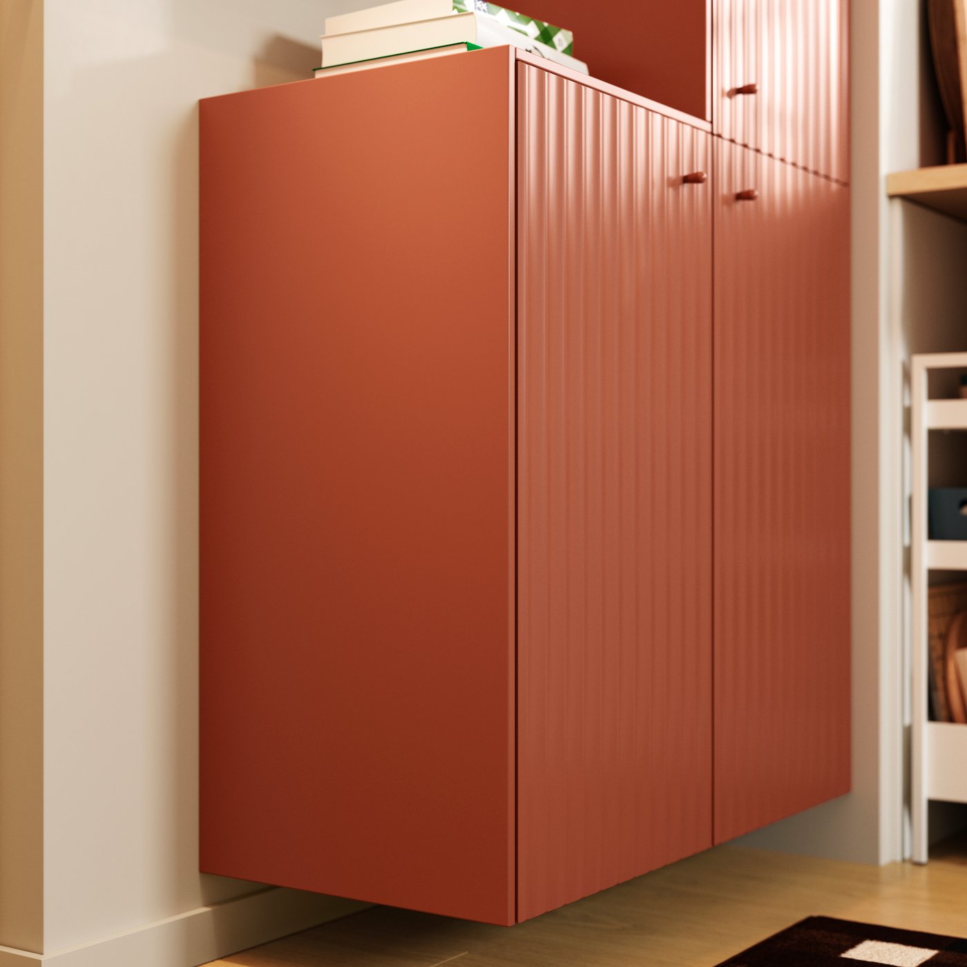 Mobili da cucina METOD con ante decorative TERRSJÖ con motivo a onde color rossiccio e pomelli coordinati.