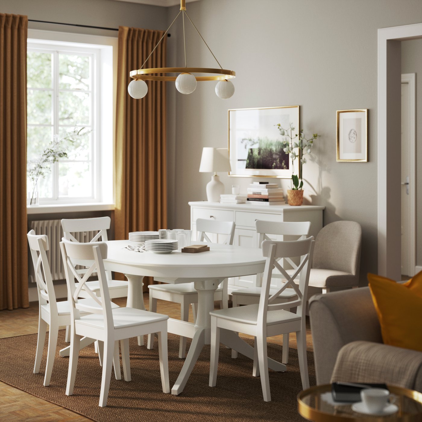 Et hvidt bord med hvide stole i traditionel stil. ROSENTORP serien.