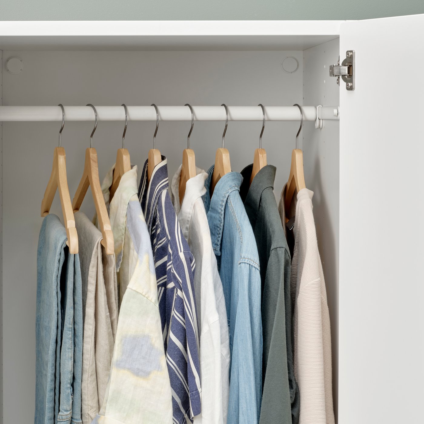 Ganchos BUMERANG en un closet. 
