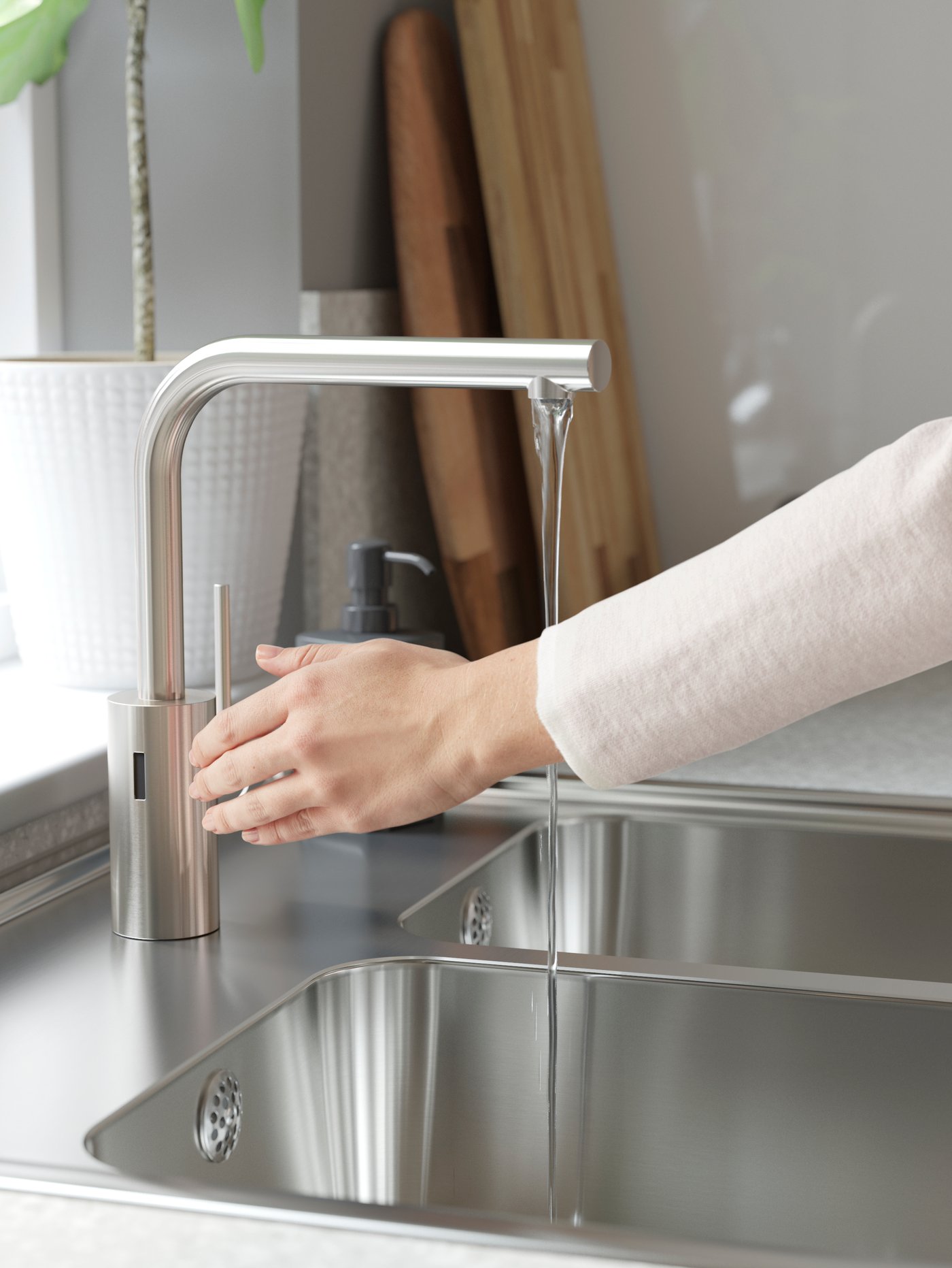 A stainless steel colour TÄMNAREN kitchen mixer tap w sensor in the kitchen