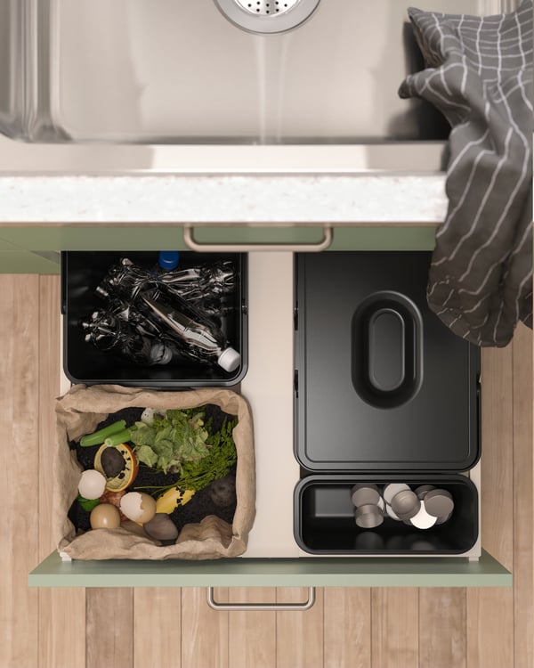 Crna IKEA 365+ kuhinjska krpa u kuhinji