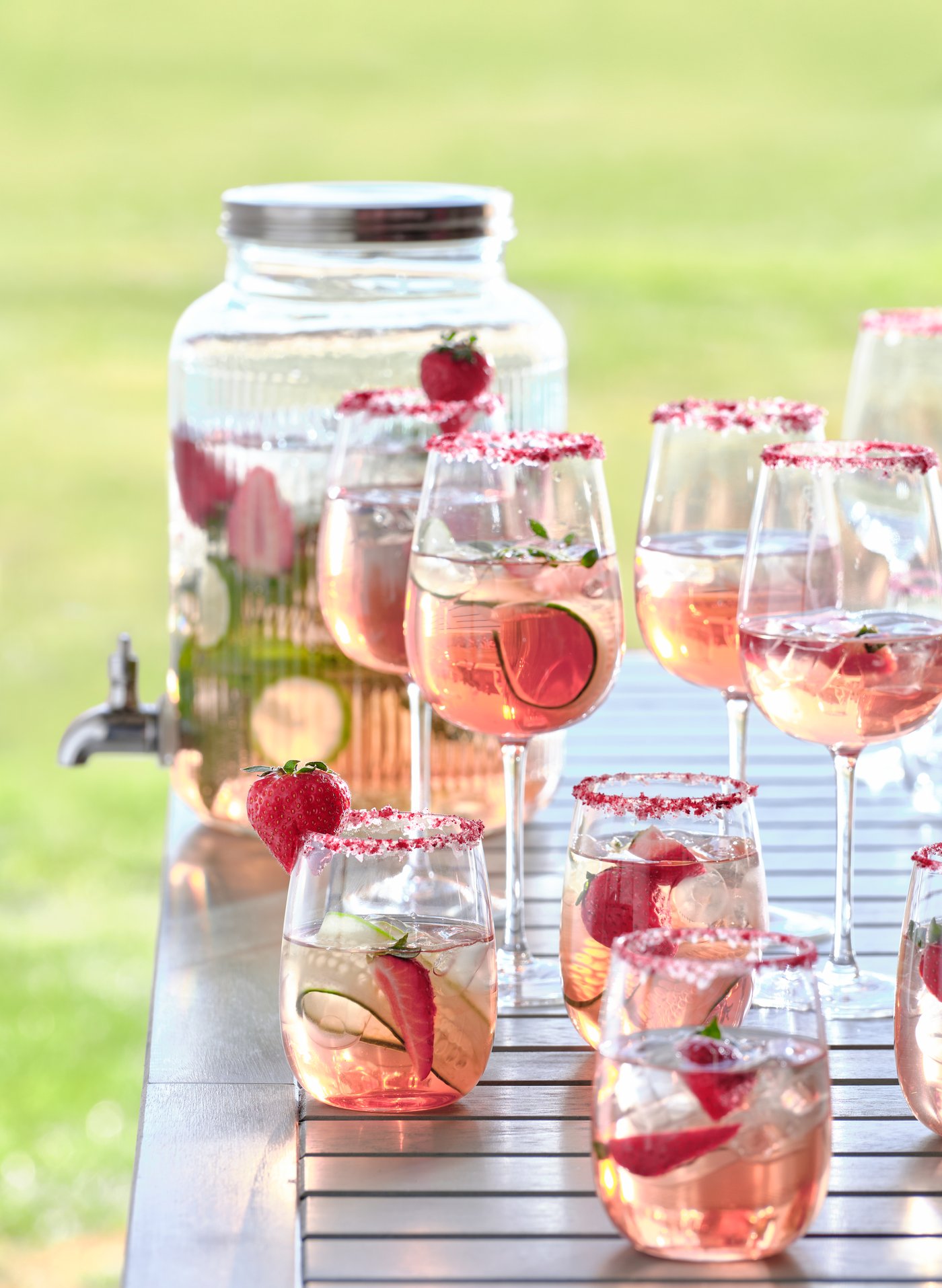 En somrig glasbehållare med en midsommardrink.
