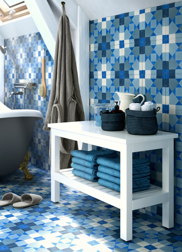 A bathroom with a white HEMNES bench with space for the towels.