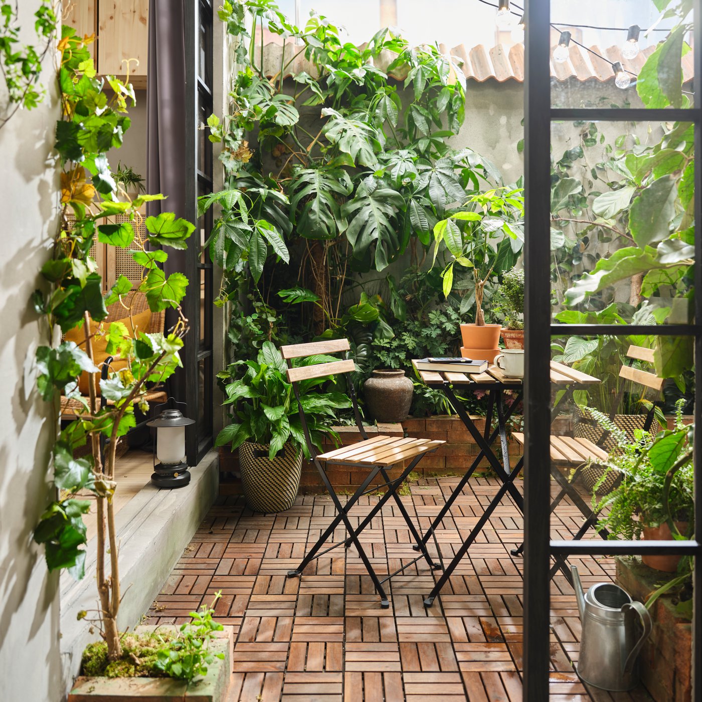 Piso modular RUNNEN para exterior con acabado teñido color café, instalado en un espacio al aire libre.