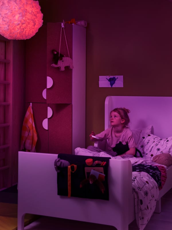 Un inteligente mando a distancia STYRBAR blanco en la habitación de los niños