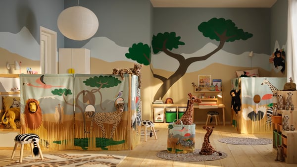 A savannah-themed children's room with toys, bedding, decorations, and cuddly toys from the SANDLÖPARE collection.