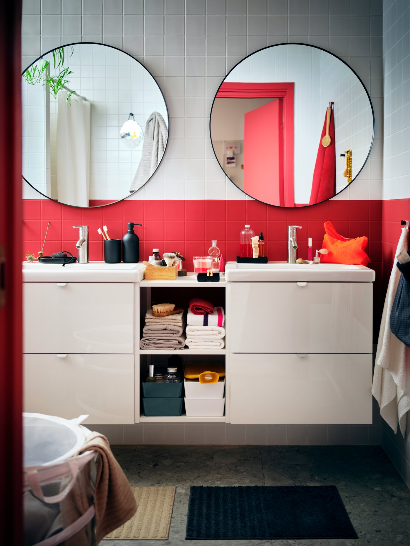 A black GANSJÖN 3-piece bathroom set