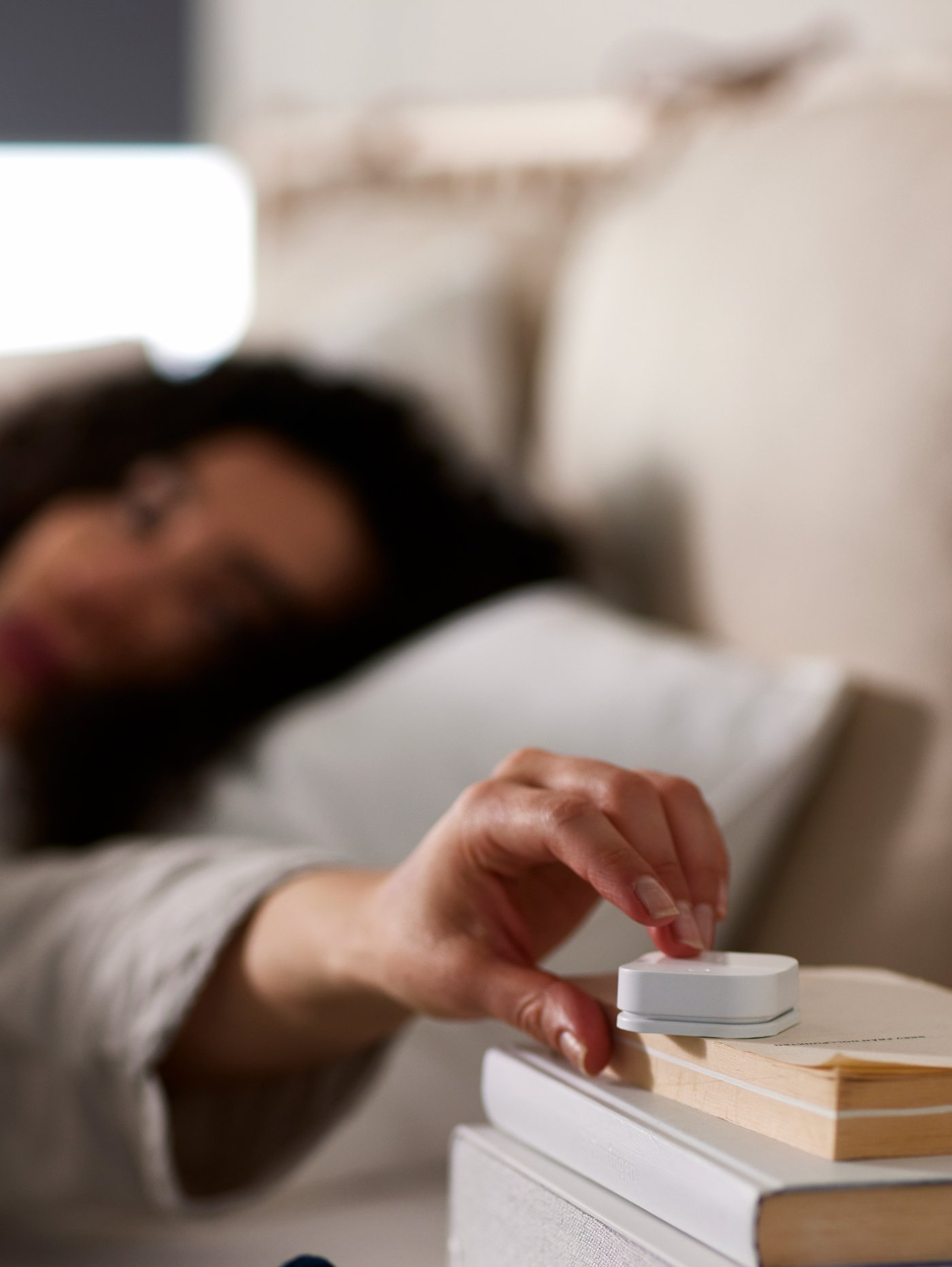 Een slimme witte TRÅDFRI draadloze dimmer in de slaapkamer