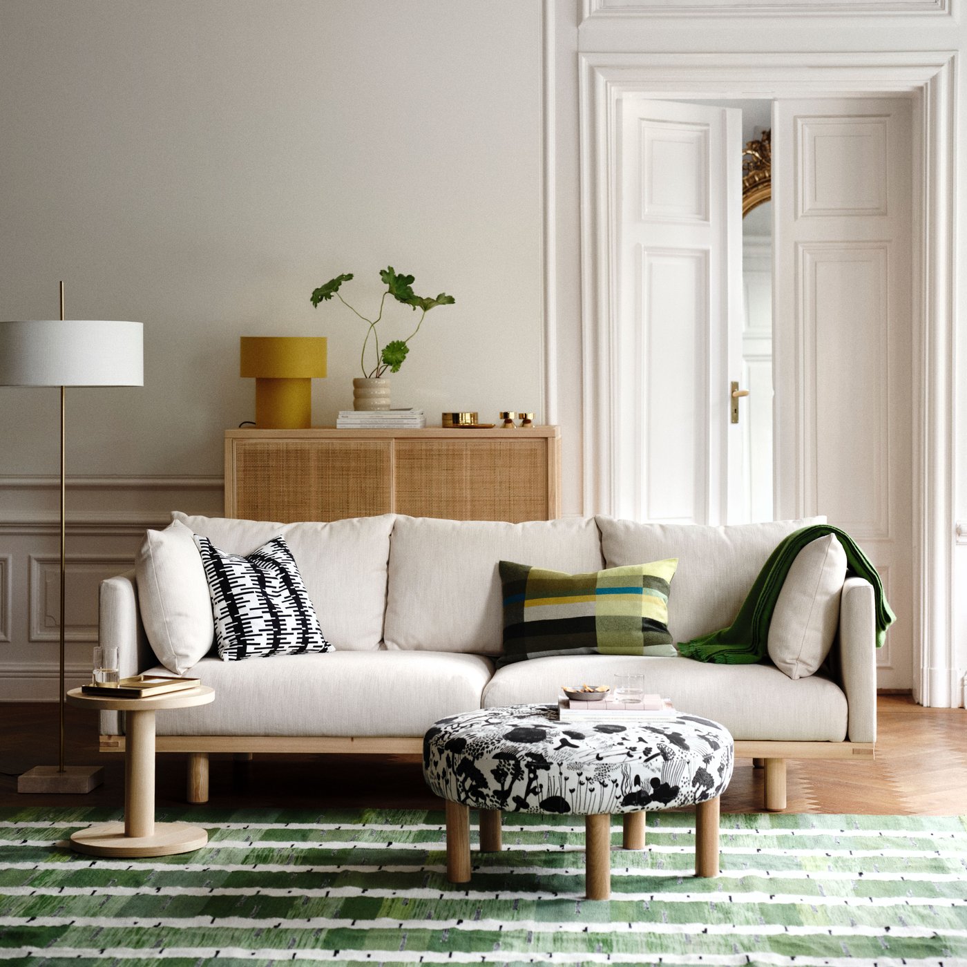 A white textile/brass-plated STOCKHOLM 2025 floor lamp in the living room