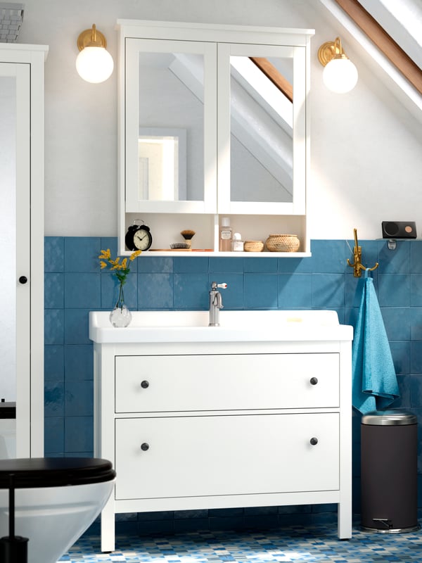 Vista fronal de mueble base de baño ENHET blanco con lavamanos blanco de cerámica.