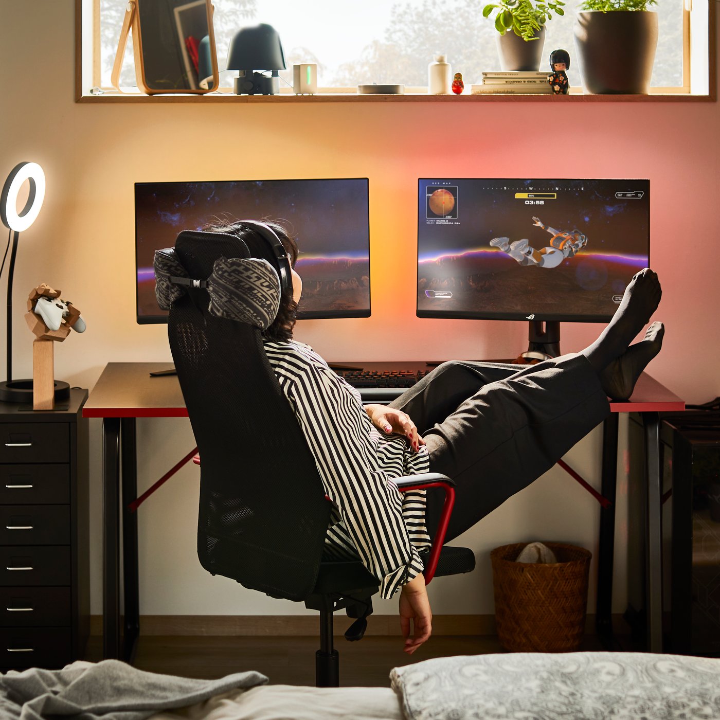 Escritorio gamer UTESPELARE negro en un espacio de trabajo en casa.