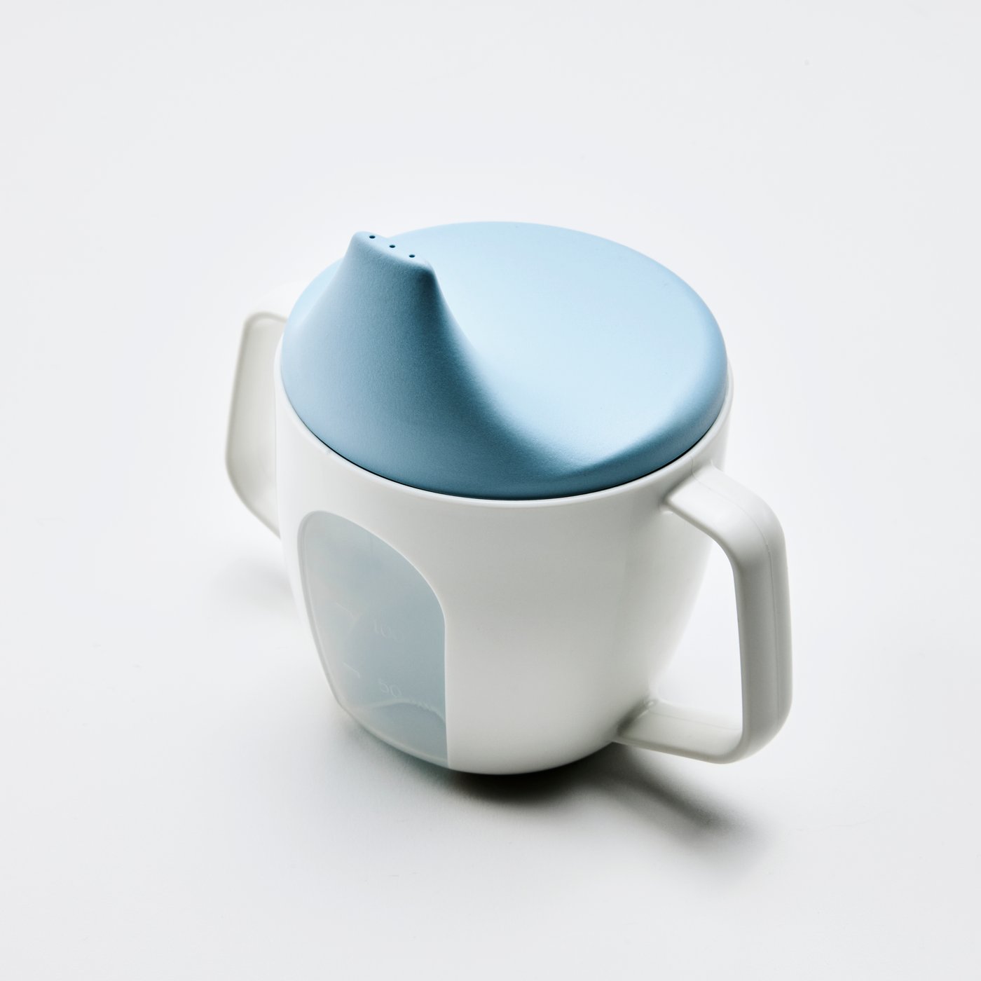  A blue/white BÖRJA training beaker sits on a white surface in a completely white environment.