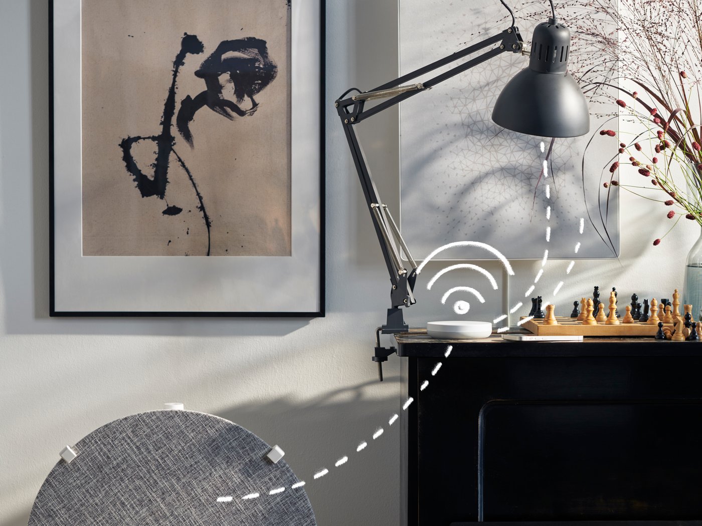 Hub DIRIGERA met een slimme lamp en een slim luchtfilter, allemaal verbonden