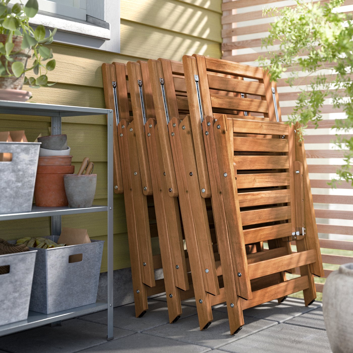 A light brown stained/Kuddarna beige NÄMMARÖ table+4 reclining chairs, outdoor