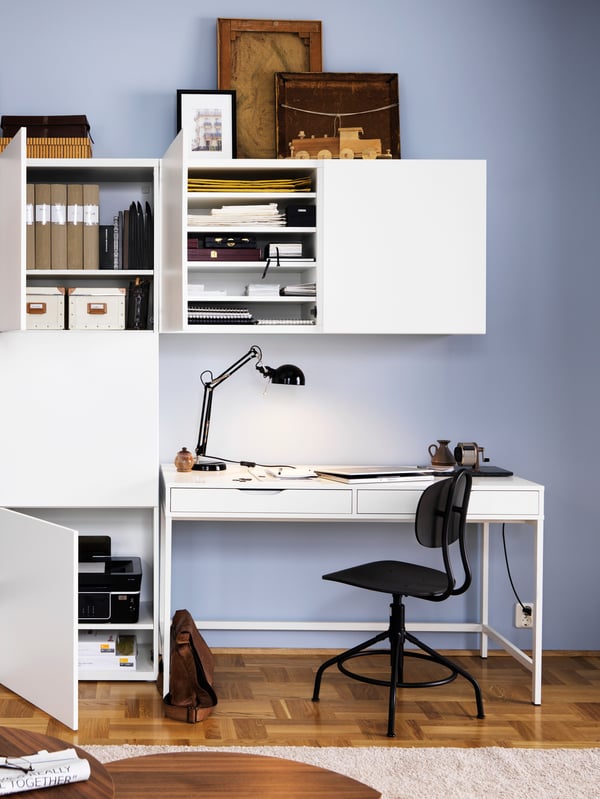 A hallway with two LILLÅSEN desks, two beige/white LÅNGFJÄLL office chairs, three pendants and different storage solutions.