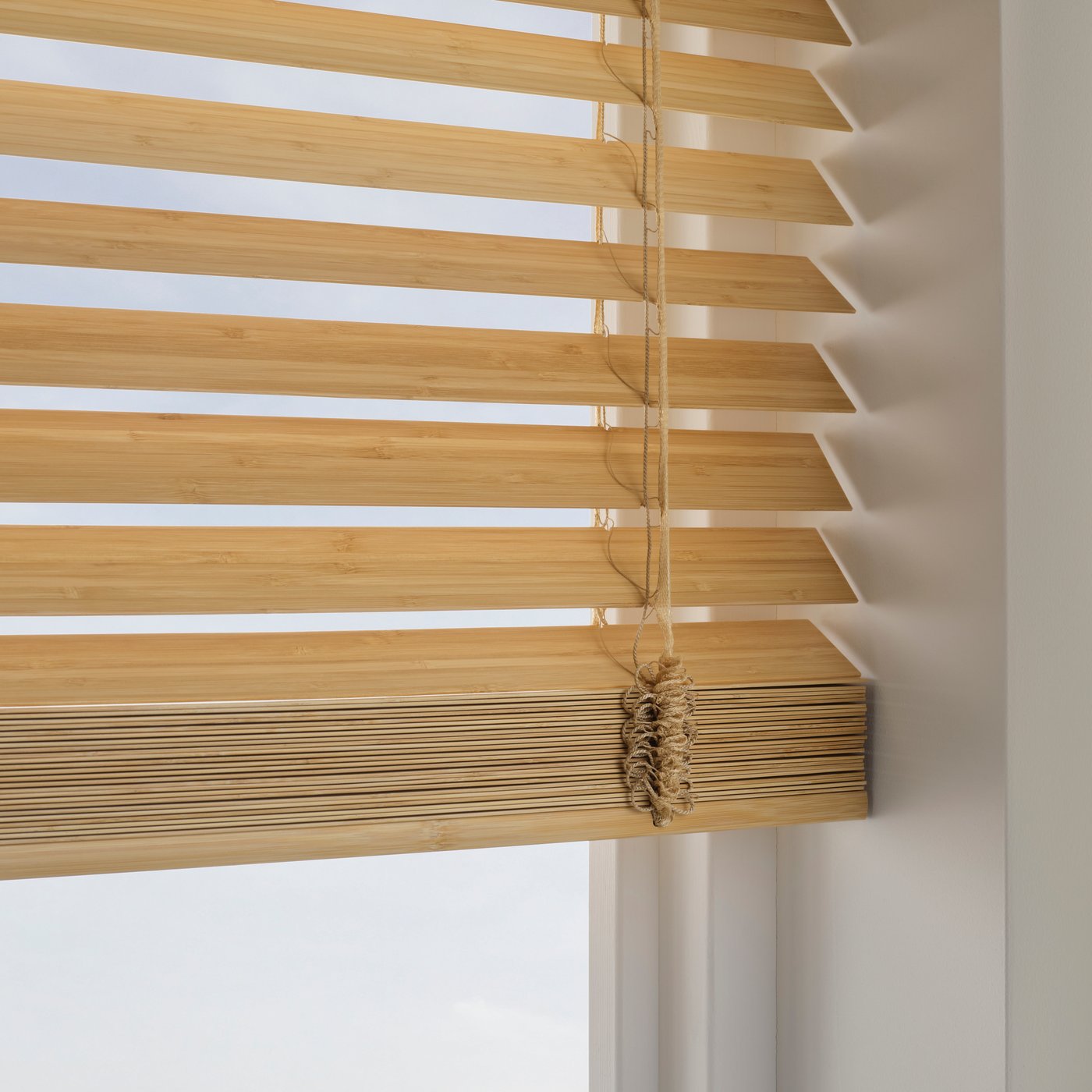 A bamboo VECKLARFLY Venetian blind in the NA