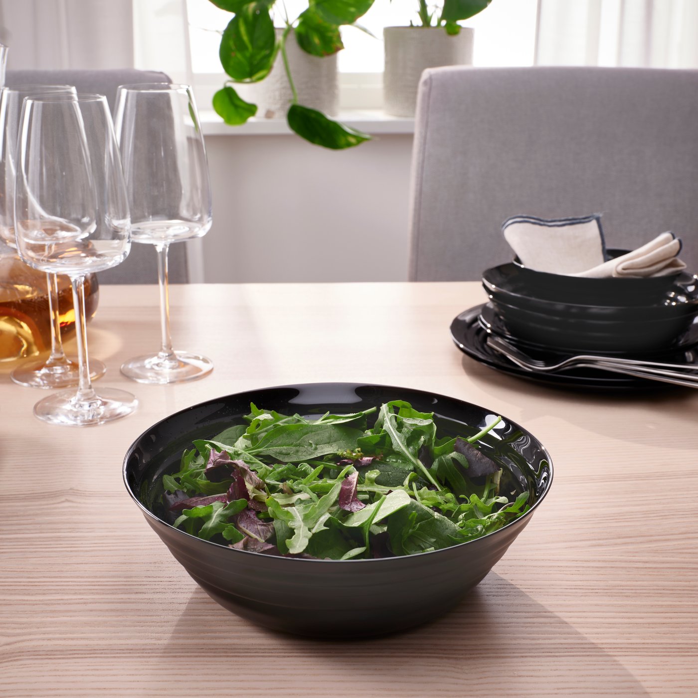 A black NÄTBARB serving bowl