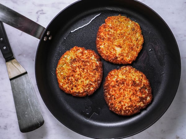  In einer zweiten Pfanne die Rösti von beiden Seiten ca. 2-3 Minuten braten