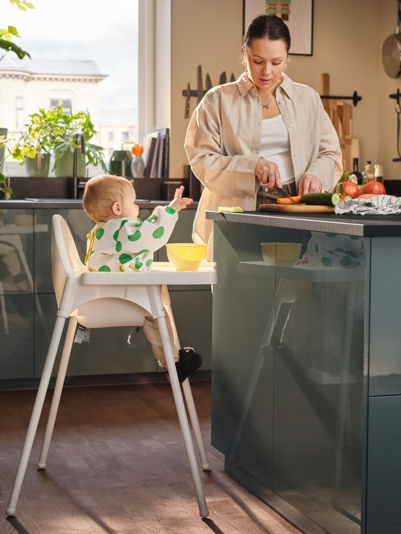 A white ANTILOP highchair tray in the kitchen