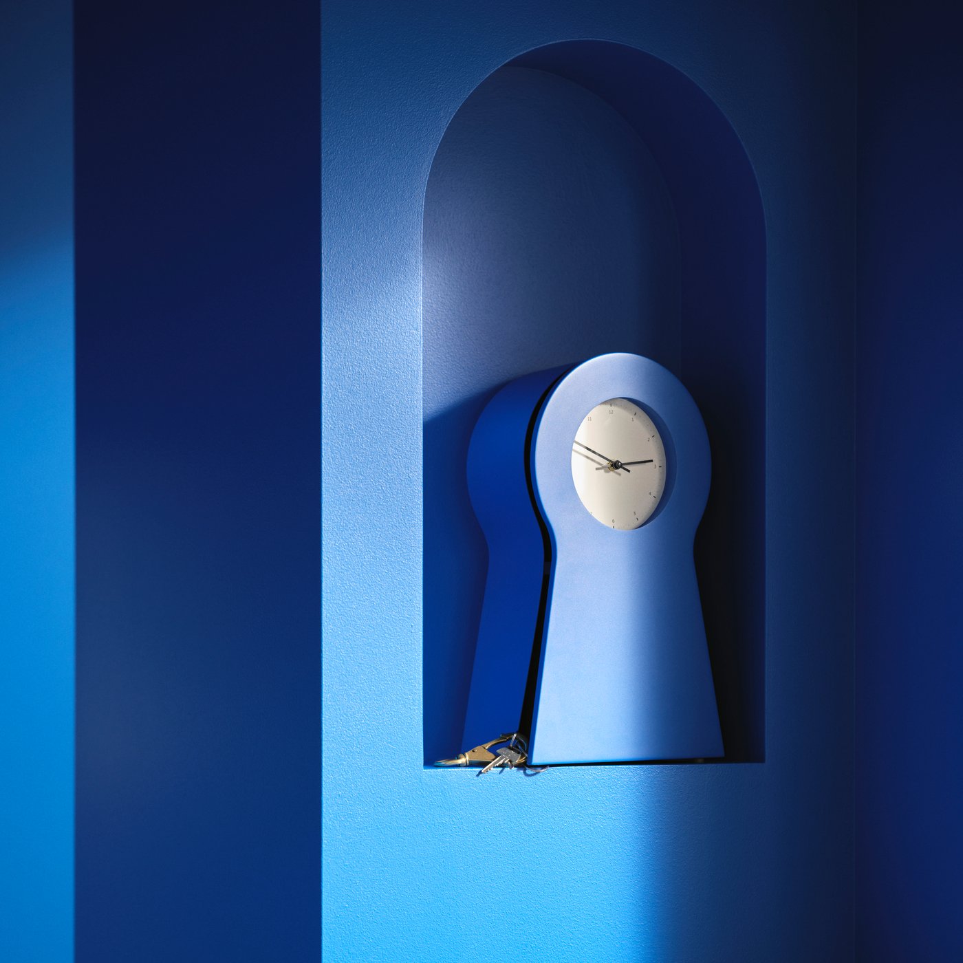Eine blaue IKEA PS 1995 Uhr