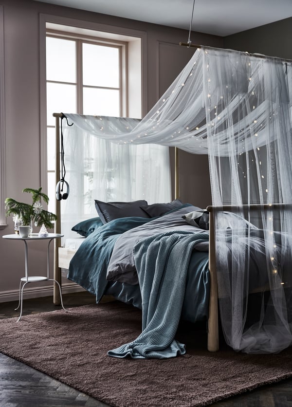 GJÖRA Bettgestell in einem abgedunkelten Schlafzimmer