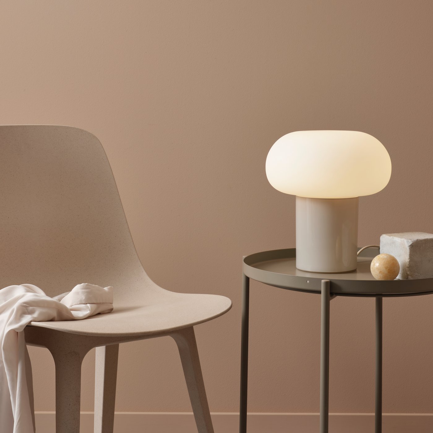 Eine beige/opalweiße DEJSA Tischlampe aus Glas
