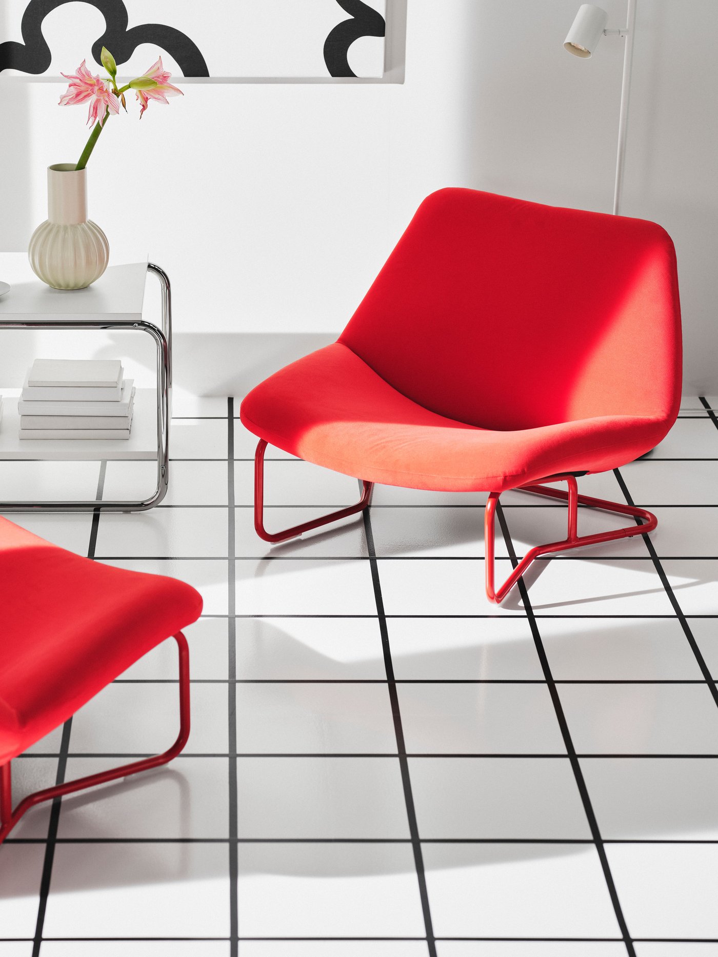 Un sitial SOTENÄS rojo Hakebo en la sala de estar.