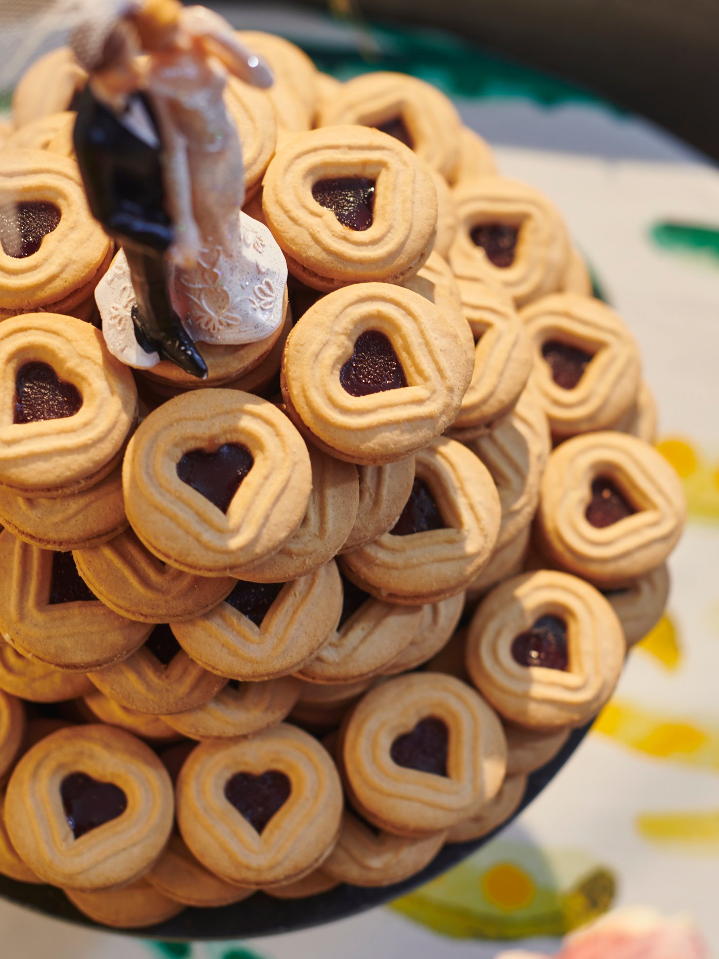 A with chocolate-flavoured filling Rainforest Alliance Certified KAFFEREP biscuits