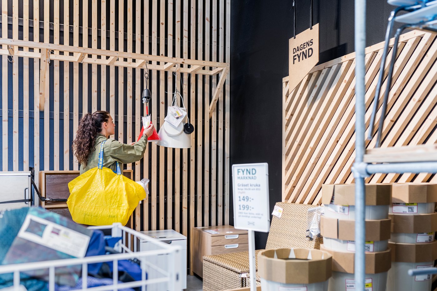 En kvinde står i IKEA CIRKULÄR