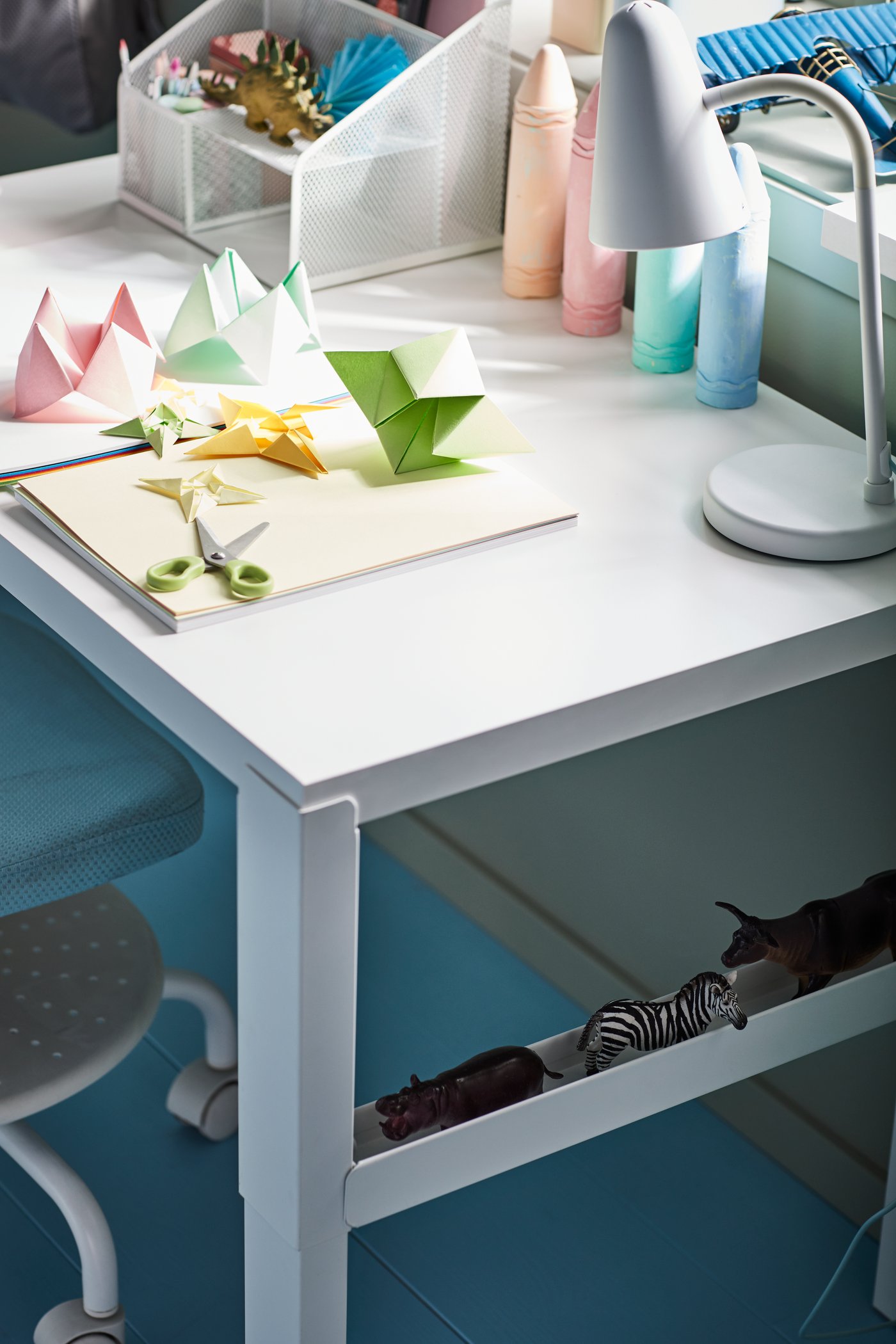 A white FUBBLA LED work lamp in the childrens room