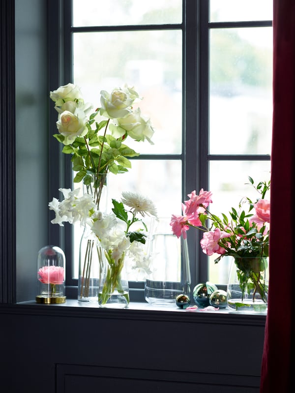 Mit ein paar IKEA BERÄKNA Vasen lassen sich schöne Blumenarrangements zusammenstellen.